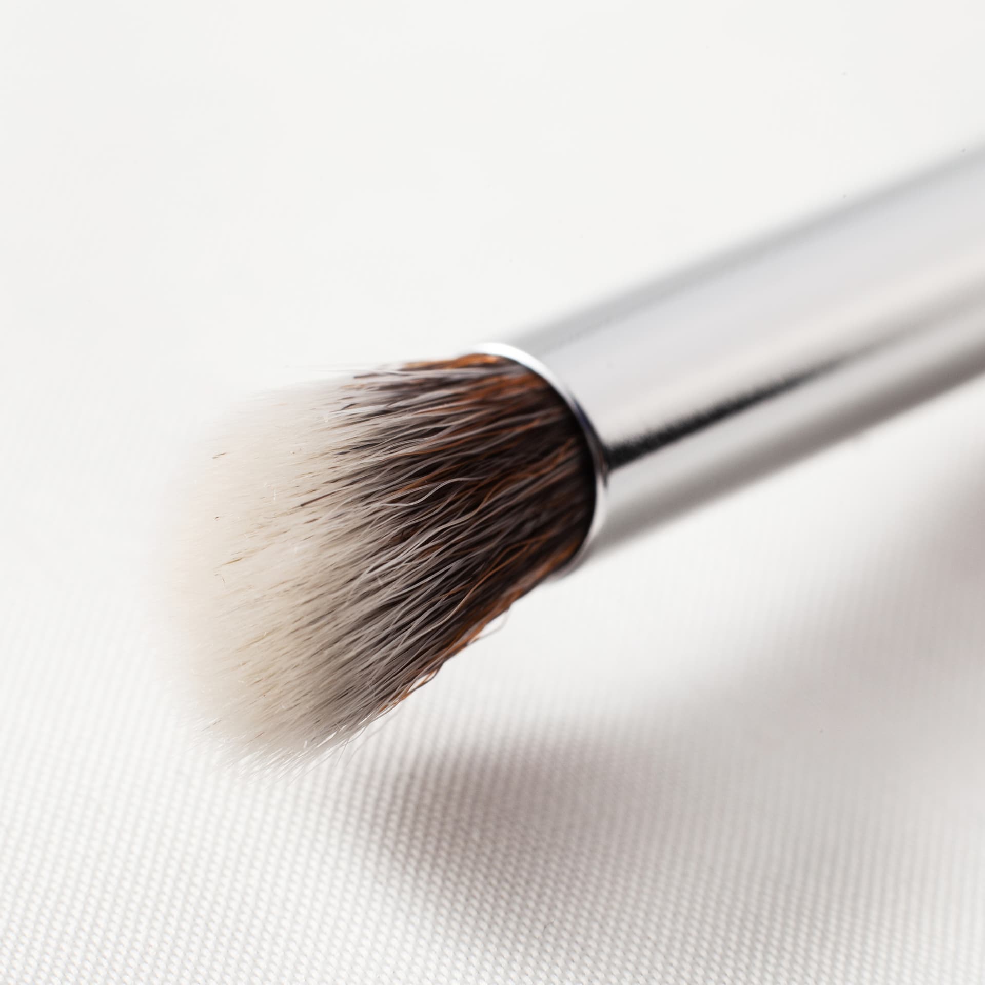 Angle shadow brush / make-up kwast zwart 1